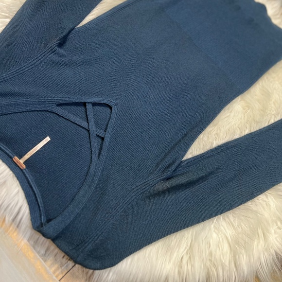 EUC. ✵☽Free People☾✵ Blue High Low V Neck < Criss Cross > Tunic Sweater | XS - Picture 12 of 13